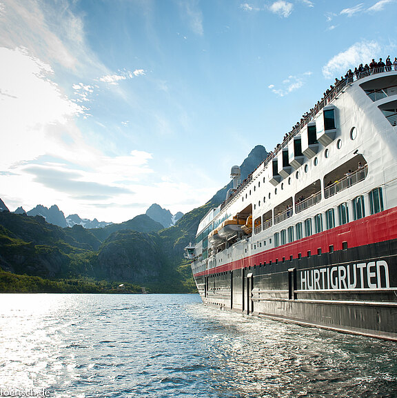 Hurtigruten-Schiff_vor_Kulisse-MOCEAN.jpg 