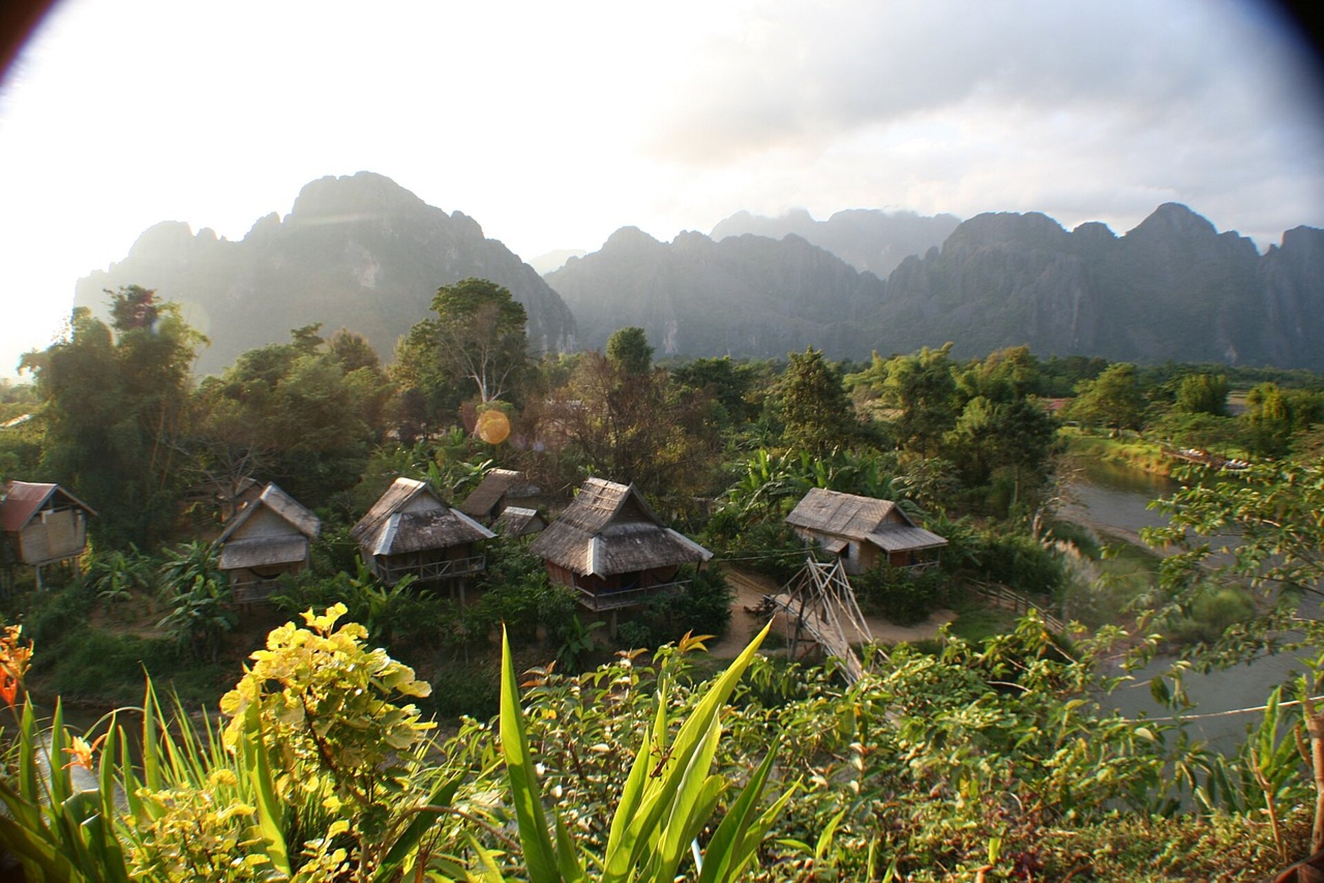Bezauberndes Laos auf dem Mekong - mit Nachprogramm Hanoi und Halong-Bucht Bezauberndes Laos auf dem Mekong - mit Nachprogramm Hanoi und Halong-Bucht